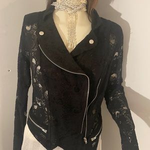 What we r really focusing on is The mesh well floral mesh zip up crop Jacket